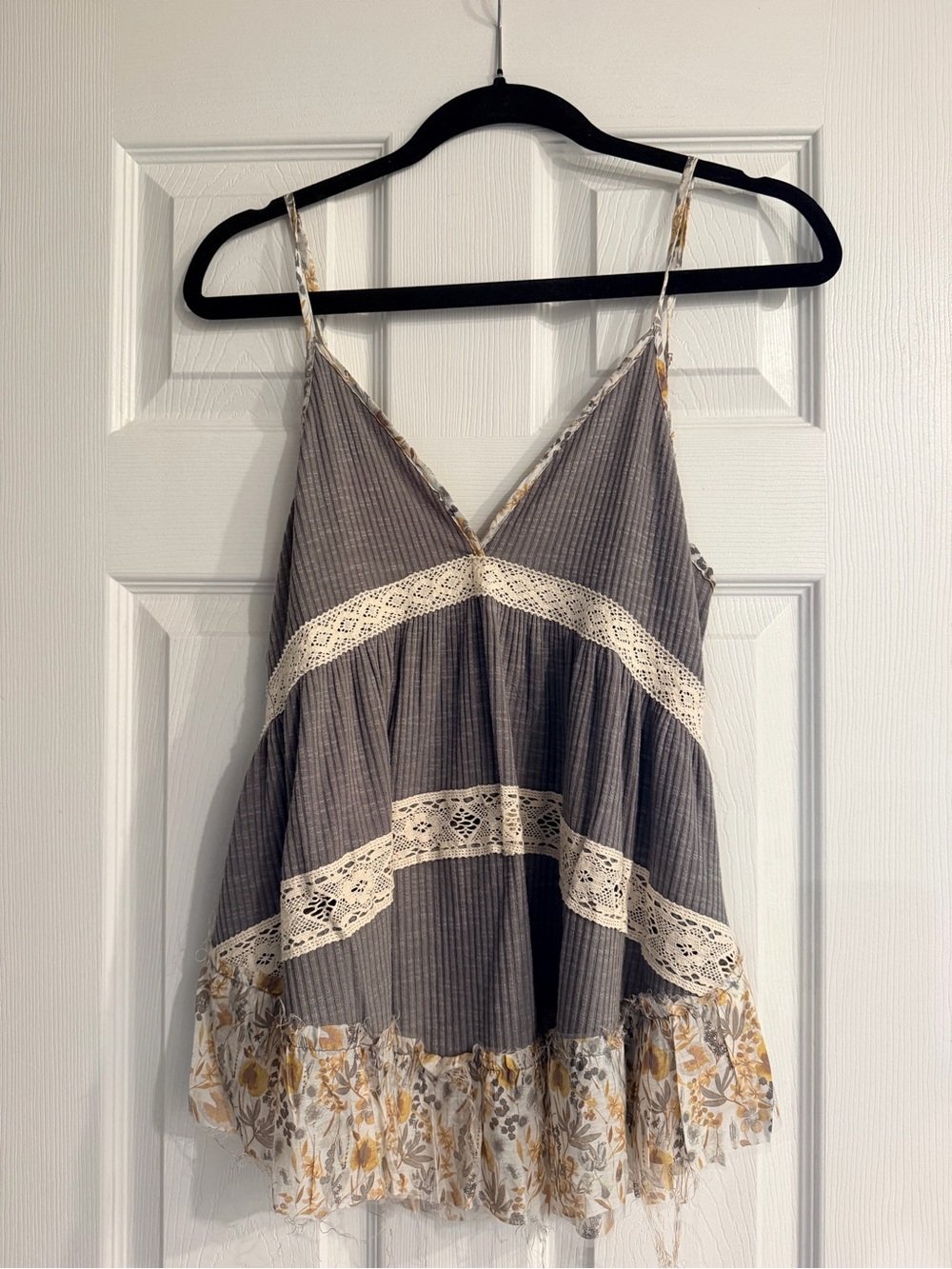 POL Gray Ribbed Lace-Trim Floral Ruffle crochet tank - Picture 3 of 3